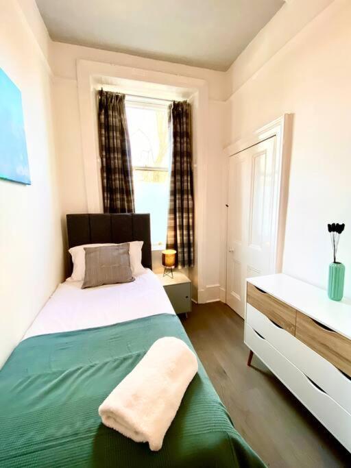 Anchored Homely Apartment In Historic Centre Paisley Exterior foto