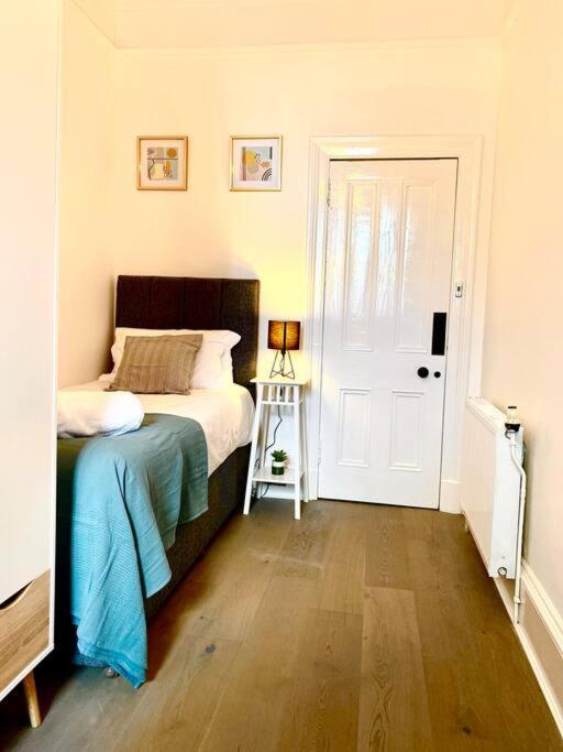 Anchored Homely Apartment In Historic Centre Paisley Exterior foto