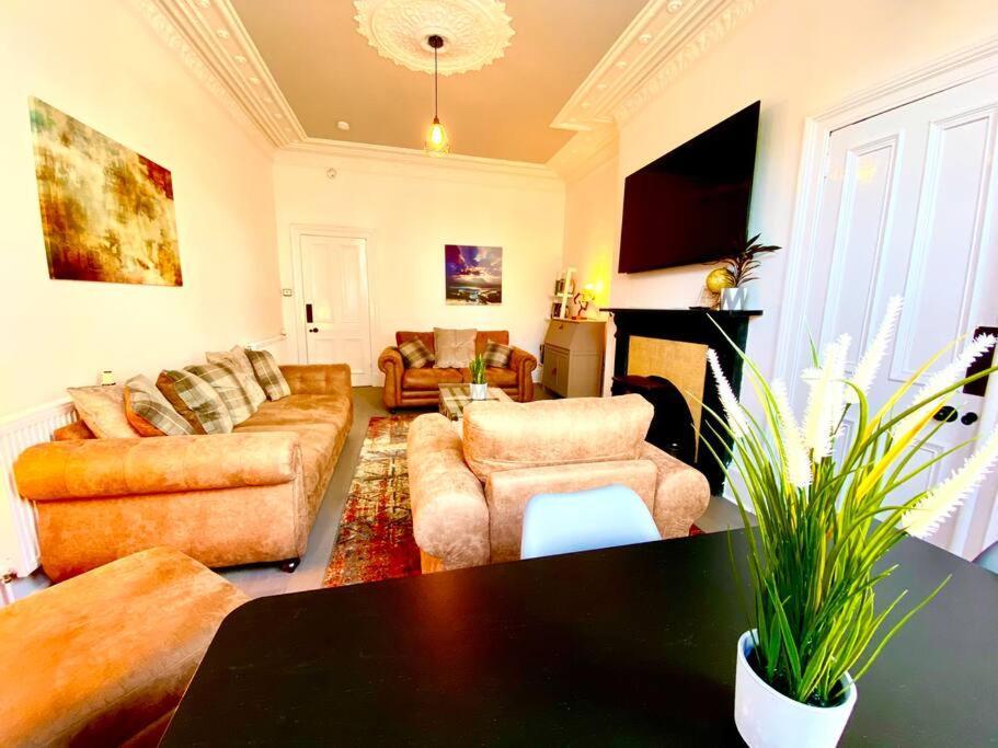 Anchored Homely Apartment In Historic Centre Paisley Exterior foto