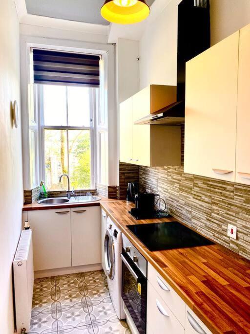 Anchored Homely Apartment In Historic Centre Paisley Exterior foto
